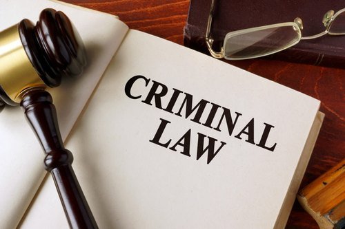 You are currently viewing How to Choose the Right Criminal Defense Lawyer for Drug-Related Charges